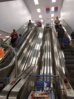 Видимо по этому Такер Карлсон был удивлён траволатором в Московском Ашане, где человек может вместе со своей тележкой перемещаться.