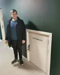 И чо?Пусть на двери напишет зал.упа,и ещё раз сфотографируются.