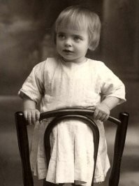 Только вот не вяжутся фотографии Ирины с текстом. На фото голодный и избитый ребенок?