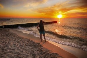 Не исключаю что на фото присутствуют фильтры. Однако ваш вопрос странный. ГДЕ розовый цвет должен быть на домах и деревьях, если рассветное фото показывает только небо, тучи, море, песок и волнорезы? Домов и деревьев там нет. А фото с закатом розового не имеет. И на деревьях нет никакого оттенка, потому что они освещены сзади и могут быть лишь тёмные, почти черные. На здании нет отблеска, поскольку уже включена подсветка и она очень сильно меняет цветность стен. Тут я уверена что фото вполне натуральное. Ну может лишь чуть усилено небо по цвету, хотя видела вживую такую интенсивность. Наши закаты реально невероятные по сочности красок.  Не зря называют их янтарными. Вот ещё примеры. В принципе тут и фильтры не особо нужны. Своими глазами все такое можно увидеть каждый день.