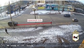 Тоже сперва подумал, что за рулем слепошарый идиот, но присмотрелся к моменту торможения, когда авто "клюнуло носом", то оказалось, что тормозил заранее
Длинный тормозной путь вызван либо старой резиной, либо льдом на дороге, либо и тем и другим
В любом случае, хорошо что, все обошлось только ушибами
Водитель все-равно будет отвечать