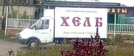 Кот попал в ловушку наклейки