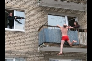 Неадекватный мужчина без штанов перелез с балкона на дерево