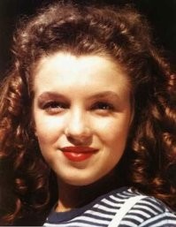 Чувак, ты бредишь. Её настоящий цвет волос - каштановый и ничего она "там" не подкрашивала - подтверждение уже Alex привёл.