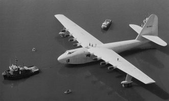 Ну опыт глобального наипалова у пендосов есть, некто Говард Хьюз (типа Маска того времени)  в 40-х годах сказал а дайте мне 20кк зеленых (от правительства и примерно столько же накину)), и я запилю вам летающую лодку весом в 180 тонн, 500 км в час и грузоподъемность 60 тонн из ДЕРЕВА!!! и сделал, и пролетела оно на высоте 20 метров над водой аж 1,5 км...и походу на эффекте экраноплана....ну сук что-то пролетел...п.с. 20 лямов тогда, это поллярда сейчас.