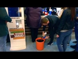 Во многих кофейнях - стаканчик и сахар тебе выдают из-за прилавка после оплаты. Активируют с кассы аппарат - и иди готовь себе свой латте.  Если завелись воришки, то  это первое что надо сделать - переместить все расходники к кассиру. Много где такое практикуется,  особенно в сельской местности, где некоторые перед организацией праздника, тащатся на ближайшую заправку и выносят от туда одноразовые стаканы для того чтоб гостям было куда компоту налить.. а то ж бухать будут, стеклянные кружки побьют,  благо можно кофейных стаканов на халяву раздобыть. Ну и сахар.. дома пригодится.
А то привыкли, как в цивилизации - самообслуживание и доверие. Вот тебе 50 стаканчиков с крышечками у аппарата,  3кг сахару в пакетиках по 5 грамм, корица, сиропы, салфетки, трубочки и палочки для размешивания без счёта. А народ у нас разношёрстный. И если так получается, что люди наловчились воровать - надо убирать всё  это показное радушие и гостеприимство и выдавать компоненты только после оплаты напитка.
Тоже самое с одноразовыми перчатками на заправках.. сначала вешали их упаковками по 300  шт возле заправочных пистолетов, чтоб человек руки не пачкал.. вроде  хорошая идея. Но, "смышлёные" дачники,  сразу увидели в этом невероятный фарт судьбы, и чтоб капаться в своих огородных делах,  при заправки начали в тупую, эти упаковки в несколько сотен перчаток срывать и увозить с собой.
Опять таки, в Минске несколько лет назад в районе для людей нижнего социального уровня (Каменная Горка), Бургер Кинг открылся.. условия такие - купи бургер, возьми пустой стаканчик и пока кушаешь, наливай себе напитка сколько хочешь.  И что вы думаете, все тамошние маргиналы похватали из дома тазы,  бутыли от воды, детские ванночки и побежали к этой забегаловке в надежде напастись халявным пойлом про запас.. И настолько много их прибежало, что даже возникла очередь из людей с тазиками и вёдрам и периодически вспыхивали потасовки между маргиналами- кто тут первый своё ведро наполнит. И это город - столица РБ. Район правда заселён малоимущими, многодетными, антисоциальными элементами и прочими ущербными - но, оказалось что и им без халявной пепси колы просто жить невозможно.
К сожалению, в таком мире мы живём, такой социум порой окружает нас.. надо это учитывать при организации своего бизнеса.