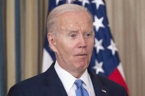 Если вы спотыкаетесь на лестницах, то вы - просто Байден!