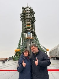 Сергей Лукьяненко с супругой на космодроме, фото разместил писатель сегодня утром на своей страничке в ВК.
