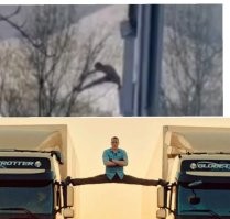 Да... Не Ван Дамм... 

Солдата не хватает.