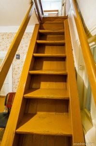 А вы лестницу в доме Циолковского видели? Тоже кому-то может показаться жутью, но Константин Эдуардович ее сам спроектировал и собрал конкретно под себя и утверждал, что по ней поднимается максимально быстро и ему удобно...