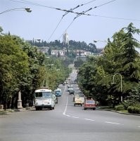 Ялта. Остановка Садовая, вид на храм Иоанна Златоуста.