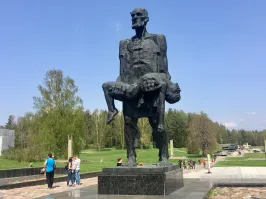 Оборвал бы руки!
Кому этот памятник???