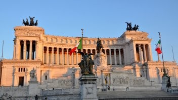 А итальянец не рассказал,  откуда в обеих Америках появилось так много итальянцев? Или почему в  ФРГ в 1971 году число зарегистрированных работников из Италии составило около 400 тыс человек? Или откуда взялись итальянцы в российском Крыму?

На фото - здание в Риме, в котором расположен Музей итальянской эмиграции. Одно из красивейших зданий этого города.