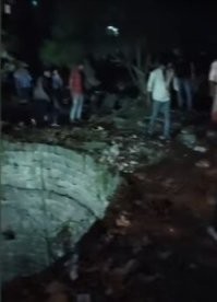 Там вообще ограждения нет, в темноте и самому свалиться можно на раз-два