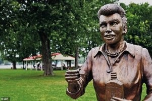 А я решил что это памятник Траволте.