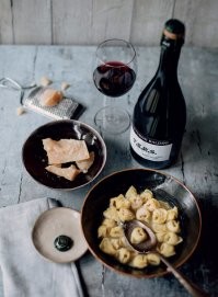 Девушка прикалывается.

Моэт Шандон розовый - это все-таки 50-60 евро/бутылка, а не "просто шампанское".


А вино к пельменям давно подобрано итальянцами. Которые со своими тортеллинями красное вино за милую душу посасывают. 

В принципе, пельмени - это просто мясо и тесто. Т.е. классическая итальянская кухня.