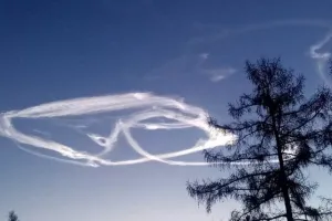 вот такая красота на небе была. и было два прям мощных  взрыва,  или ступени отстреливались, или ещё что, не знаю.  г Усть-Каменогорск