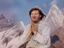 Залезть в какую то дыру, что бы ждать спасения неделю. Он сказочно крут! Поодиночке на такие мероприятия не ходят.