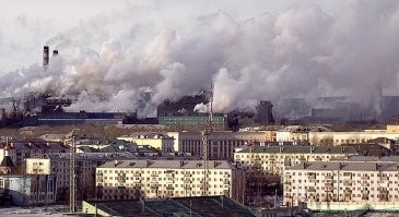 Я когда на уральском алюминиевом заводе работал, в электродном цехе,то лепесток(респиратор) за час черным становился. Лицо примерно такое было -