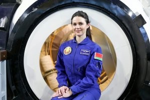 Американка мне показалась симпатичнее. Это обидно.