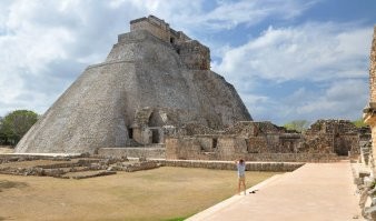 Внушительные конструкции, красивые.  Представляю сколько трудов тогда их построить стоило. Кстати лазить в Чичен Ице не разрешают никак, там все строго, а вот в Ушмали свободнее, там то запрещают лазить, то разрешают (от года зависит и настроения видимо) но люди  по ним многие поднимаются периодически .
Они далеко находятся, народа мало и особо даже никто и не смотрит.  Вид оттуда шикарный. 
А так вообще пирамид там полно и залезать официально на многие можно. Интересные ощущения... Алтари, жертвоприношения