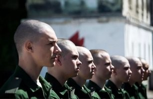"6. Одинаковые причёски"

Действительно. Вокруг сплошная матрица)