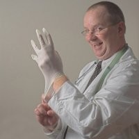 Практически в  любом аэропорту - работник не должен полагаться на собственное понимание сарказма или юмора посторонних и при сообщении о опасности, следовать определённому протоколу. Просто потому что излишняя бдительность в таких местах - не бывает излишней. Посадить может и не посадят, но штраф будет очень существенный. Как минимум, человек сообщивший о нахождении у него "бобмы" будет заарестован, сопровождён в отдельное помещение и досмотрен самым тщательным образом, если вы понимаете о чём я..