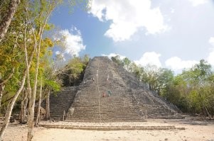 Ну не пишите вы чушь, не обладая минимальными даже знаниями. 
Если бы вы хоть в чем то разбирались, то знали бы, что в Египте есть законодательная ответственность за восхождения на пирамиды. Если память не изменяет до 3 лет тюрьмы и запрет вьезда.  Поэтому в здравом уме туда никто не залезает.
В Мексике в Ушмали и других местах Официально разрешено лазить на пирамиды. Где то запрещают, где то разрешают. Это местные власти решают там, то разрешат, то запретят. И в некоторых местах банально всем пофиг. Там этих пирамид вагон. И за исключением Чичен Ицы, на все остальные даступ так или иначе возможен. Даже веревки порой протянуты, чтобы забираться можно было.