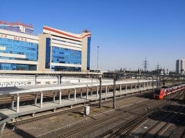 Если не ликвидирован, то как к нему проехать? И что можно там купить?

"На громадной территории бывшего Черкизовского рынка мало что построили. Есть только здание торгового центра меха, вот как раз с моста рядом с ним идет развязка. 
Рядом с ТЦ построили новые платформы вокзала Восточный, который буквально на днях открыли.
Правда, я сфоткала лишь платформу, думала электрички бегать будут, а оказывается это платформа от вокзала свежепостроенного. Платформа видимо, проходит под мостом и выходит к МЦК "Локомотив"-теперь вместе с метро и станцией МЦК образует железнодорожный пересадочный узел Курского направления и разгружает одноименный вокзал. Для Собянина повод гордится, что хотя бы у одного вокзала есть выход на МЦК.
Пути нового вокзала частично может и проходят по территории бывшего рынка, но насколько я помню, рынок все таки был левее .
А кроме путей и ТЦ торгующего мехом, там больше ничего не построили на месте Черкизовского рынка.
Вот так сейчас выглядит Черкизовский рынок почти 10 лет спустя после того, как его снесли. Просто огороженное забором поле.
На фото видны гостиницы у метро Партизанская, Измайловский кремль."