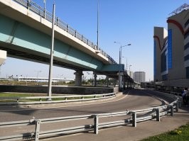 Если не ликвидирован, то как к нему проехать? И что можно там купить?

"На громадной территории бывшего Черкизовского рынка мало что построили. Есть только здание торгового центра меха, вот как раз с моста рядом с ним идет развязка. 
Рядом с ТЦ построили новые платформы вокзала Восточный, который буквально на днях открыли.
Правда, я сфоткала лишь платформу, думала электрички бегать будут, а оказывается это платформа от вокзала свежепостроенного. Платформа видимо, проходит под мостом и выходит к МЦК "Локомотив"-теперь вместе с метро и станцией МЦК образует железнодорожный пересадочный узел Курского направления и разгружает одноименный вокзал. Для Собянина повод гордится, что хотя бы у одного вокзала есть выход на МЦК.
Пути нового вокзала частично может и проходят по территории бывшего рынка, но насколько я помню, рынок все таки был левее .
А кроме путей и ТЦ торгующего мехом, там больше ничего не построили на месте Черкизовского рынка.
Вот так сейчас выглядит Черкизовский рынок почти 10 лет спустя после того, как его снесли. Просто огороженное забором поле.
На фото видны гостиницы у метро Партизанская, Измайловский кремль."