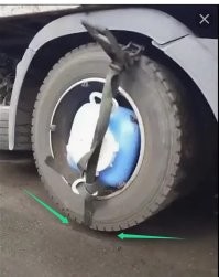 Машина стоит. Ось поддомкрачена. 
Просто крутит.