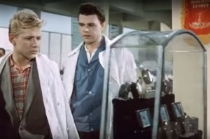 "7 нянек" - тоже часовая бригада....
Производственные сцены  снимались на  2-м московском часовом заводе "Слава".