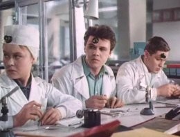 "7 нянек" - тоже часовая бригада....
Производственные сцены  снимались на  2-м московском часовом заводе "Слава".