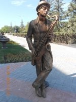 неподалёку от бабули с пирожками