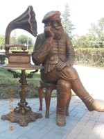 неподалёку от бабули с пирожками