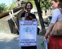 У одной девушки попугай во время знакомства жениха с её родителями закричал: "В ж..у давай. Мне ещё замуж выходить!'