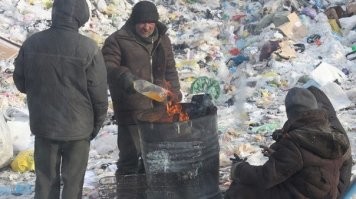 Бомжи на свалке. Им может и приятно себя считать условно свободными и независимыми, но всё это пустой трёп, стоит только перестать им платить пособия они моментально подадутся либо в криминал, либо будут искать минимальную подработку или попрошайничать.
Кстати, как-то в среде таких хороших и добрых людей - не раскрыта тема наркотиков. А в трущобах это ж первое занятие.. делать нечего, скучно.. вмазался с утра и смотришь мультики. Не на работу ж идти в конце-концов.  
Любого наркомана спроси, он такой же прогон сделает, как он свободный, креативный и как он планирует запустить собственный стартап с пошивом штанов для попугаев. А по сути это опустившееся существо, от которого воняет как от бомжа фаршированного селёдкой и который постоянно бредит, не потому что постоянно под кайфом, а потому что регулярное употребление - повредило ему мозг.
