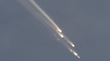 Это падение станции Мир.
Когда я увидел видео из Комсомольска-на-Амуре, то грешным делом подумал, что МКС  навернулась...

Может какой старый спутник образцово-показательно сбили?