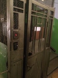 Ну не знаю, где и как, спорить не буду, но лет 10 назад в Москве у меня что-то (хоть убейте, не помню, что именно) упало в шахту лифта, так мне цену остановки лифта обозначили 500 или 1500 р (опять таки не помню), что было дороже стоимости упавшего предмета.
В 1970-е годы, когда у нас в доме были лифты без автоматических дверей, я сам мог с помощью простой палки длинной меньше метра остановить лифт снаружи (т.е. с лестничной клетки) в любой точке и открыть дверь. Просто надо было знать, какой трос лифта в шахте оттянуть и на какое колёсико в механизме двери надавить.