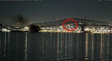 По-моему, нет. Две или даже три видно в момент обрушения. Повезло, конечно, что время было полвторого ночи и движение не слишком интенсивное.