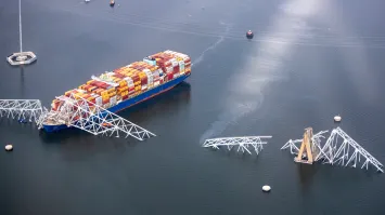 Не затонуло судно. Стоит там дура такая, немаленькая. Оно потеряло управление. Из-за проблем с электричеством гидравлика рулей не работала и на полном ходу судно хрякнуло в опору.