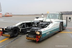 Водовоз столкнулся с самолётом в аэропорту Домодедово
