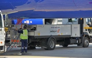 На фото как раз водовоз. На тягачах двигатели помощнее, чем у стандартных грузовиков. Да и тягач проехал бы под фюзеляжем не задев его.