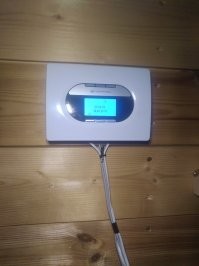 Вот такими приборами осуществляется эта функция. Они берут на себя управление мозгами котла. Форма = конвекция, материал = теплопроводность. Но в частном доме на первое место у рачительных, и разбирающихся в вопросе, хозяев, выходит экономия энергоресурсов, а значит ключевой становится способность радиатора выдавать большую мощность при низкой дельте температур.