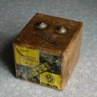 Вот тоже недетская. Применялась в основном в военных телефонах.10 вольт,как две "Планеты". Если примотать к приемнику,на полгода хватало.
