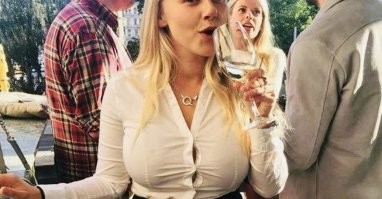 Это не странный извив моды а необходимость.)))