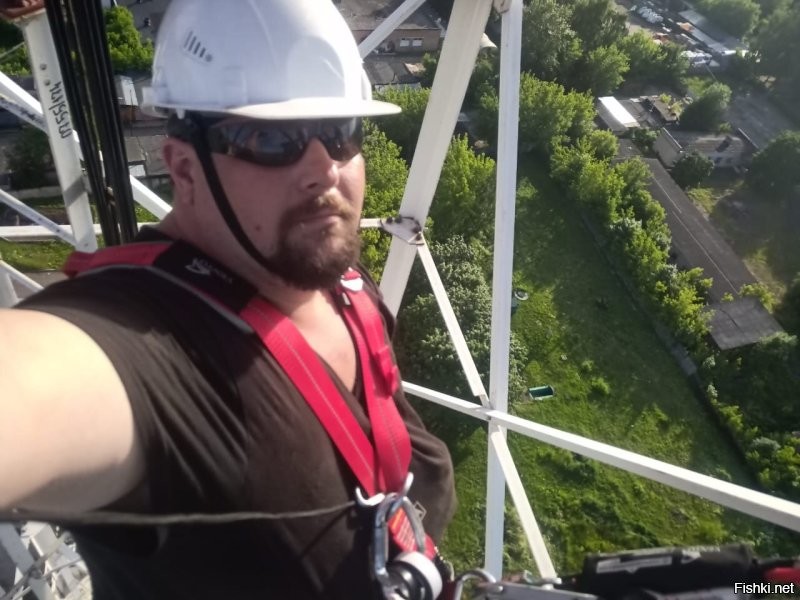 Залезьте на какую нибудь трубу или башню связи.