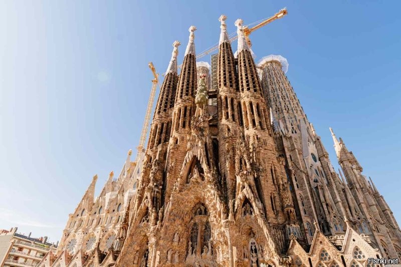С точки зрения "крышесносности", imho, Саграда Фамилия в Барселоне масштабнее. Настолько там собор отличается от привычной нам архитектуры.
Подобный выход из метро там тоже есть :)
П.С. Вроде как к 2026 году планируют финаль. 140+ лет будет стройке.
