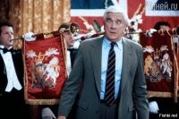 Сейчас самый активно снимающийся пожилой актёр, это Байден! Он исполняет роль президента Америки Фрэнка Дребена, в ремейке Голого пистолета!