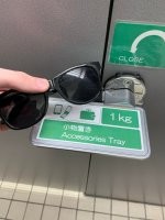 Да-да, кладёшь сюда смартфон – а с той стороны кто-то дёргает ручку...